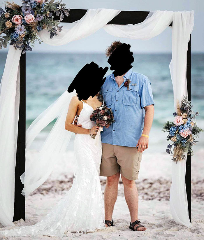 El traje del novio corta el rollo