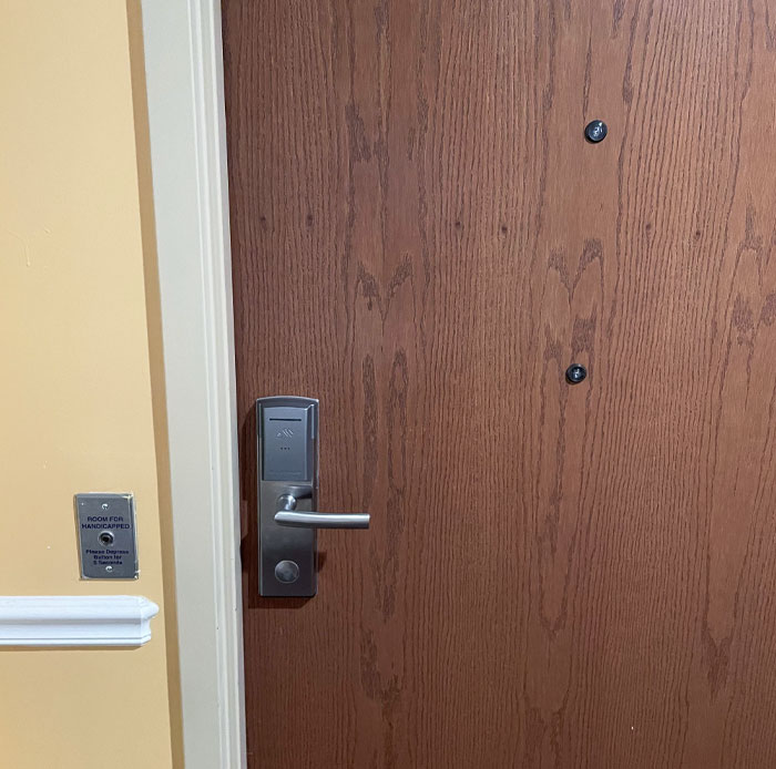 Habitación con una segunda mirilla para gente en silla de ruedas