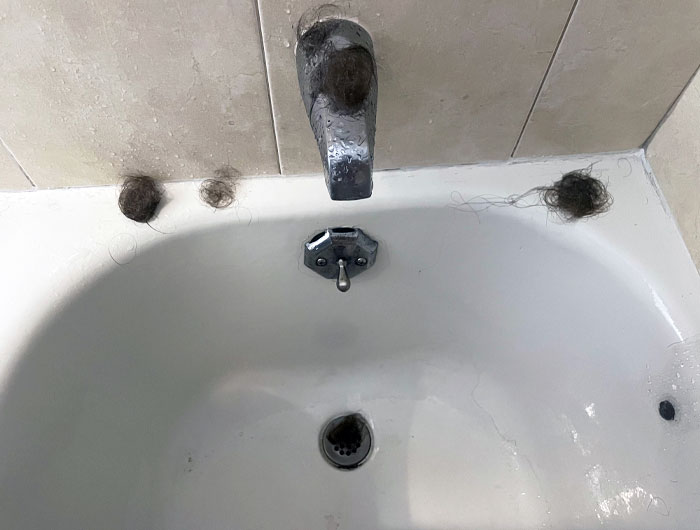Las bolas de pelo de mi esposa, en cualquier parte menos en la basura