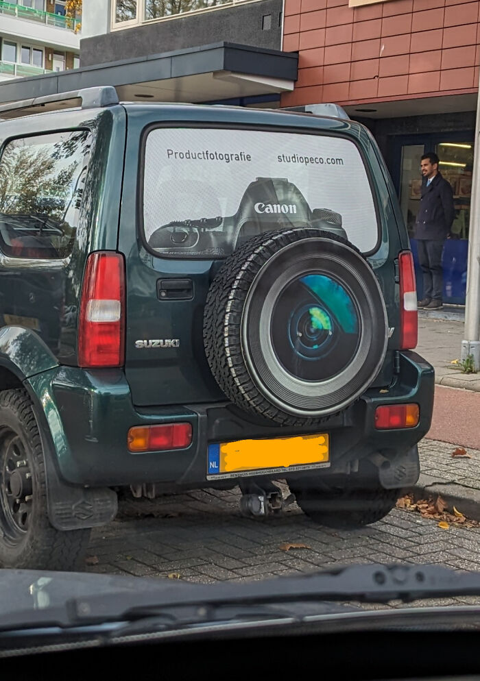 Anuncio de una cámara Canon en un Suzuki Jimny