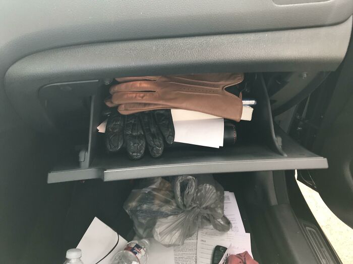 Tras 16 años como mecánico, al fin he visto unos guantes en la guantera