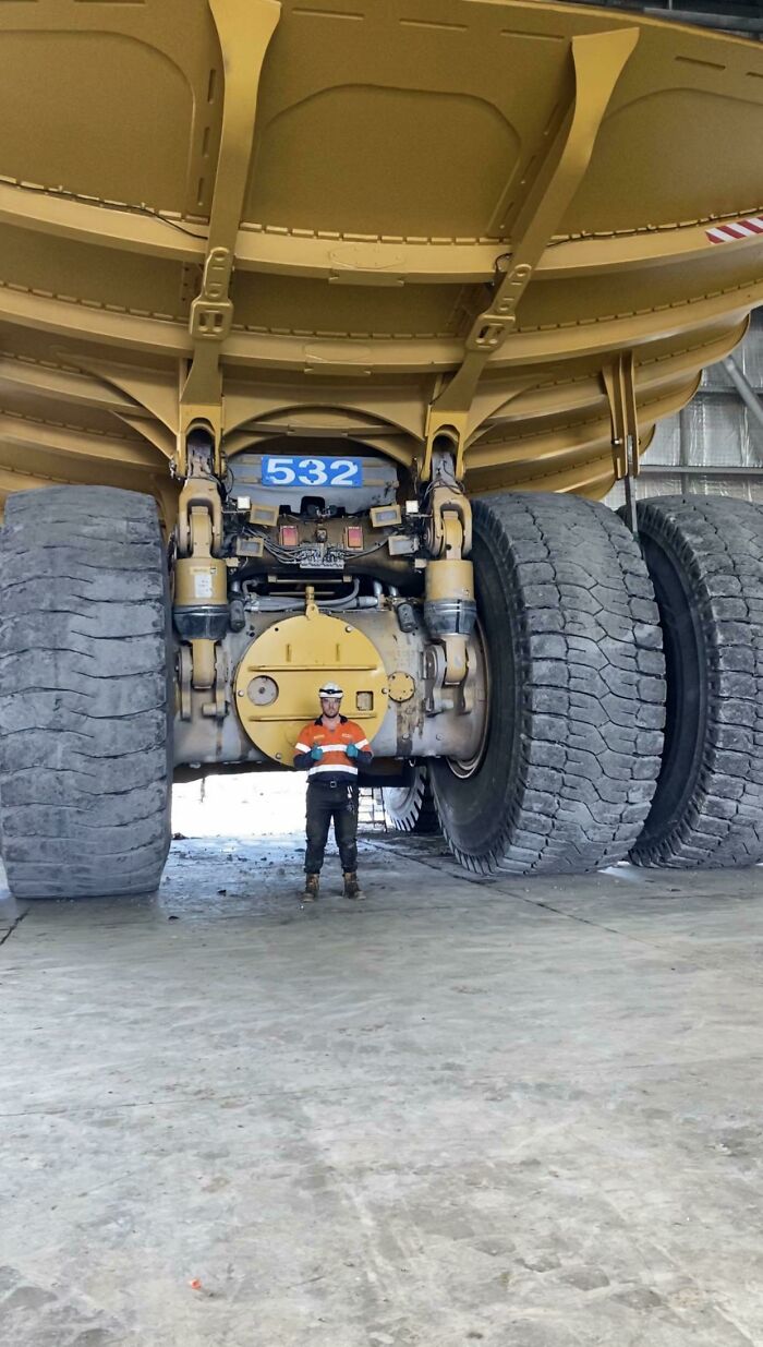 Yo junto a un Cat 797