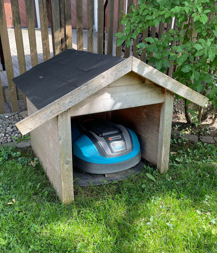 En este hotel guardan el cortacésped automático en una caseta para perros