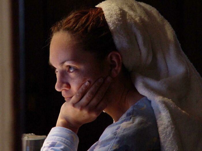 Mi esposa recién salida de la ducha mirando sus emails