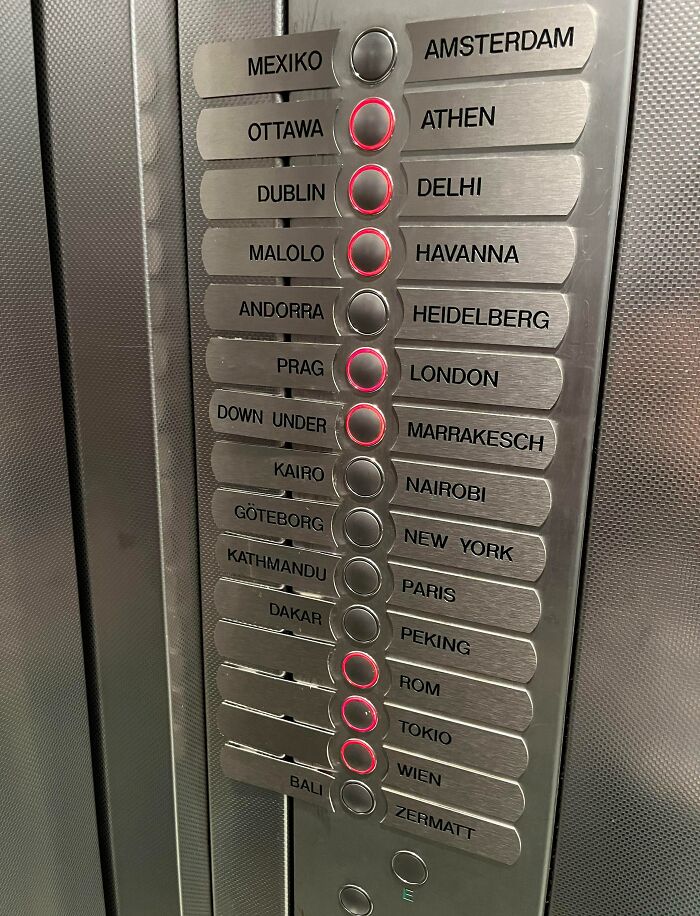 Hotel con habitaciónes con nombres de ciudades en vez de números