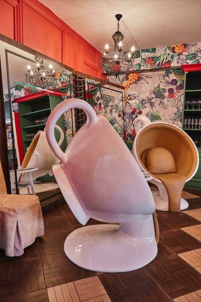 Sillones en una cafetería