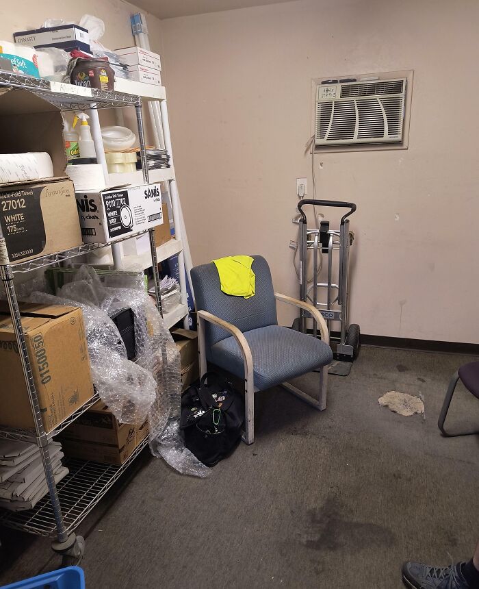 La nueva "sala de descanso" en mi trabajo anterior, supongo que la anterior era demasiado agradable para nosotros, los humildes empleados
