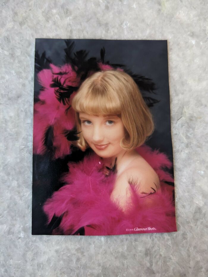 La abuela me llevó a hacerme fotos glamurosas al centro comercial. Mamá dijo que casi le da un infarto la primera vez que vio las fotos.