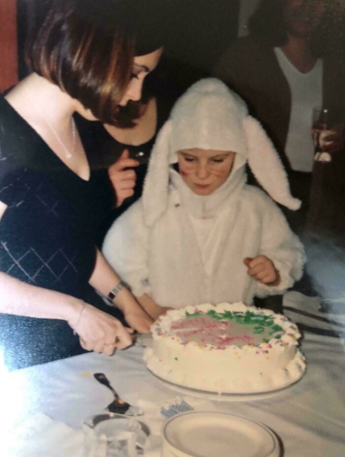 Solia llevar este traje de conejo mucho despues de que fuera apropiado para mi edad. En esta foto ni siquiera era Pascua, era el cumpleaños de alguien.