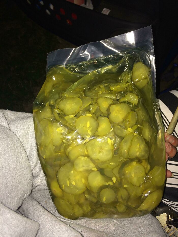 Bolsa transparente llena de pepinillos en rodajas, ejemplo de personas que pidieron algo y se alegraron al recibirlo.