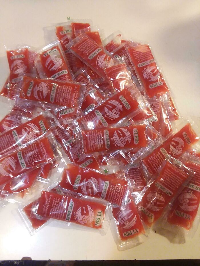 Paquetes de salsa picante recibidos exactamente como se pidieron, representando personas felices con su pedido cumplido.