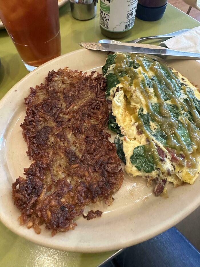 Omelette con espinacas y papas ralladas, ejemplo de personas que pidieron algo y se alegraron mucho al recibirlo.