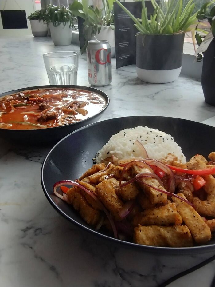 Plato de comida con arroz y verduras, sopa picante al fondo, ejemplo de personas que pidieron y recibieron exactamente eso.