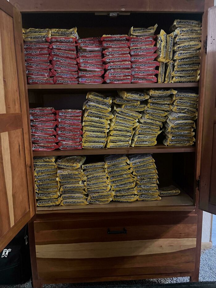 Estantes llenos de paquetes de ramen apilados, mostrando personas que pidieron y recibieron exactamente lo esperado.