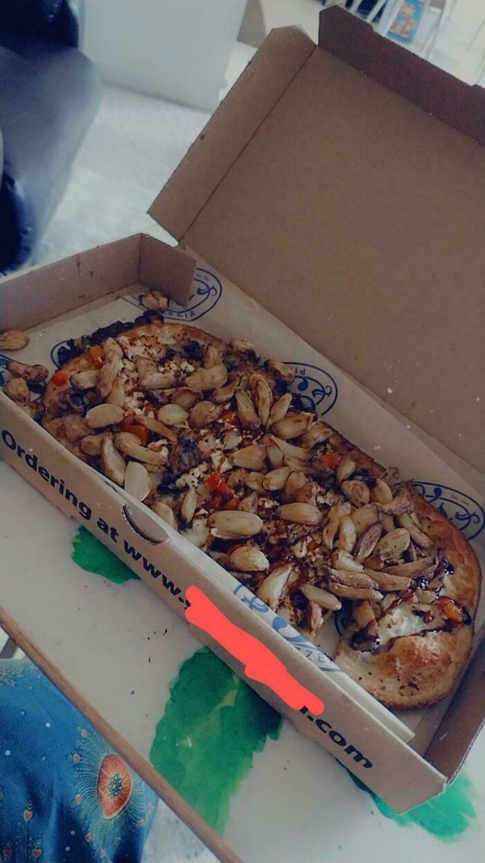 Pizza rectangular con abundante pollo en caja abierta, personas felices al recibir exactamente su pedido.