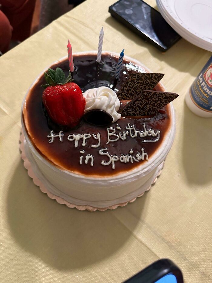 "Feliz cumpleaños en español" ¿Tú lees algo de español ahí?