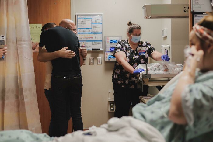 Mi esposa ayudó a esta pareja a ser padres, dio a luz la semana pasada