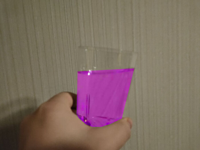 Este vaso tiene agua, pero tu cerebro lo ve color magenta. Esto es porque he cambiado el color con photoshop