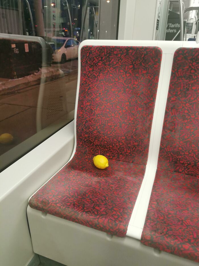 Me he sentado frente a un limón en el autobús