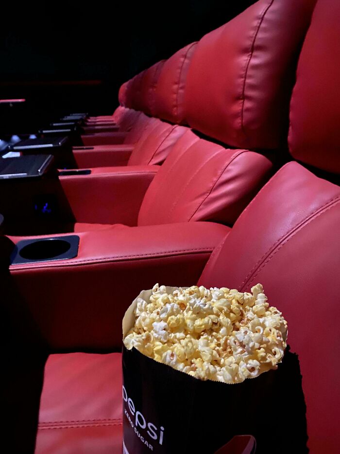 Mi cita ha cancelado el plan en el último momento, así que he venido solo al cine