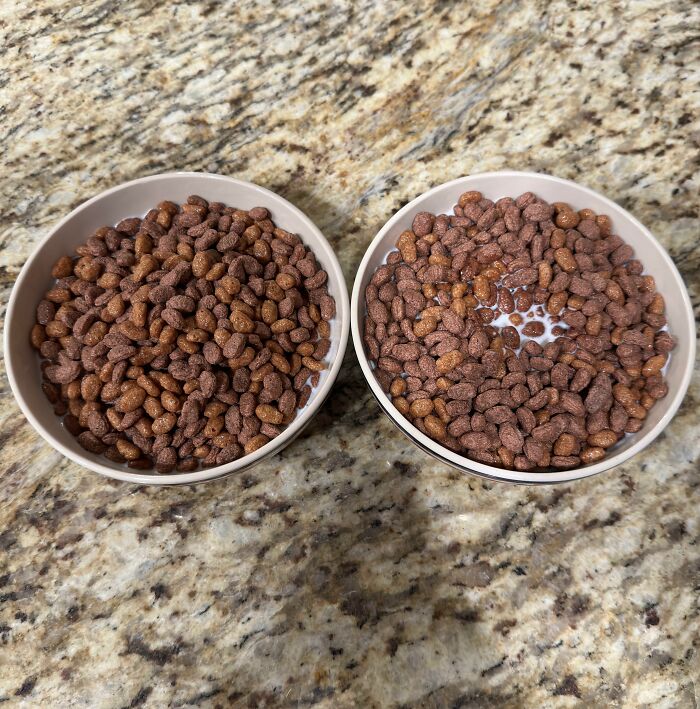 Izquierda: leche y luego cereales. Derecha: cereales y luego leche