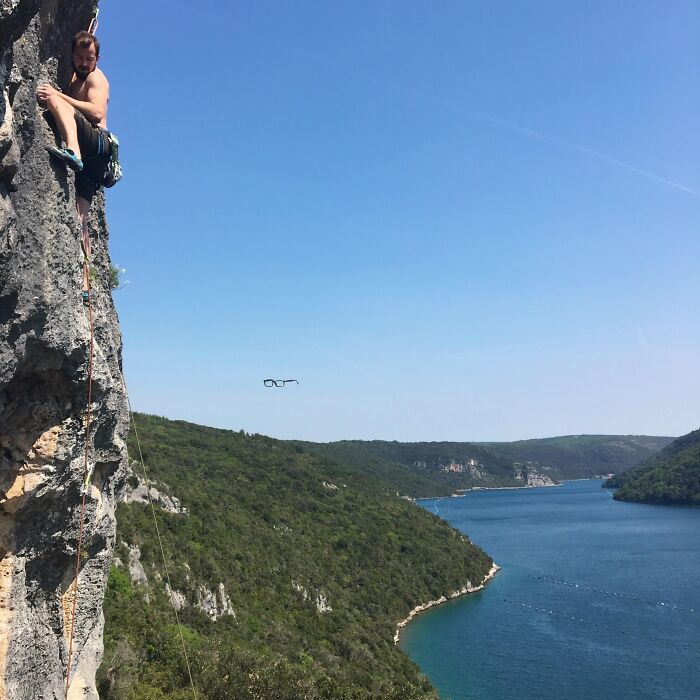 Gafas que se caen al escalar una montaña y son fotografiadas en el momento exacto