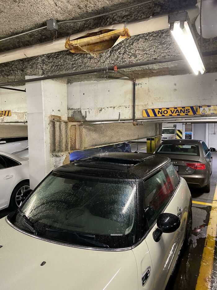 Alguien aparcó en un aparcamiento subterráneo con el techo solar abierto y una tubería reventó sobre ellos