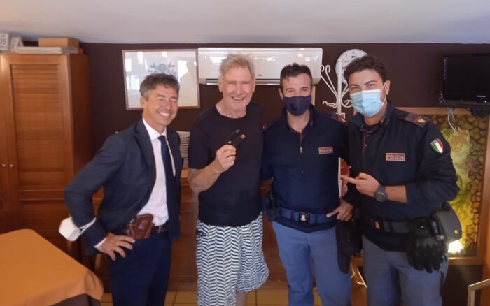 En Palermo (Italia), un ciudadano acudió a la comisaría para devolver una tarjeta de crédito encontrada en la calle. En cuestión de minutos, los policías pudieron averiguar la identidad del titular de la tarjeta: Harrison Ford