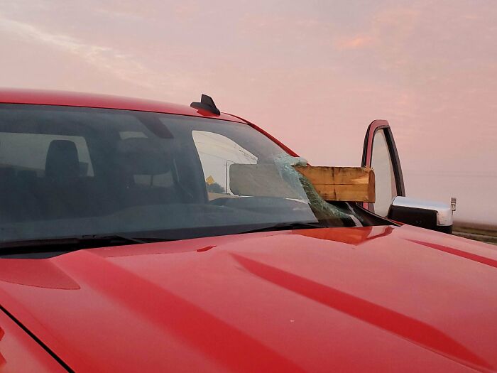 Casi muero esta mañana en la autopista. Rebotó desde el carril izquierdo en el aire y empaló mi parabrisas...