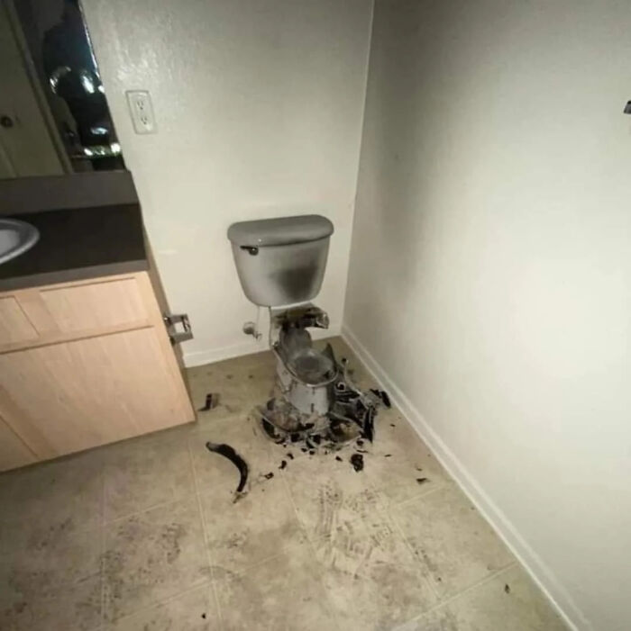 Un rayo alcanzó un conducto de ventilación y se introdujo en un retrete durante una tormenta eléctrica