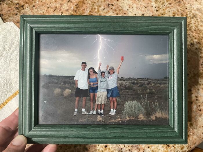 Nuestra foto de familia tomada con una cámara desechable el 4 de julio de 2001 en Bishop, California. Nunca tendremos una mejor tarjeta de Navidad