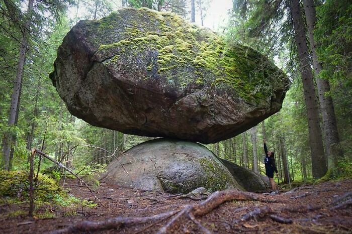 Kummakivi es una roca finlandesa de 500.000 kg que lleva 11.000 años en equilibrio sobre otra roca.