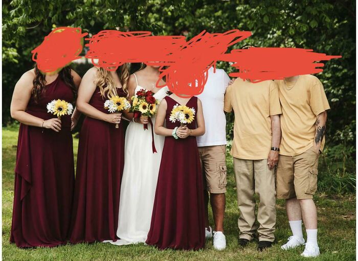 Los padrinos del novio no se preocuparon del vestuario
