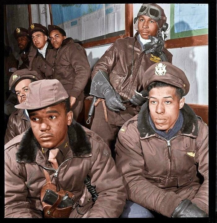 Aviadores de Tuskegee reciben instrucciones antes de una misión. 1945