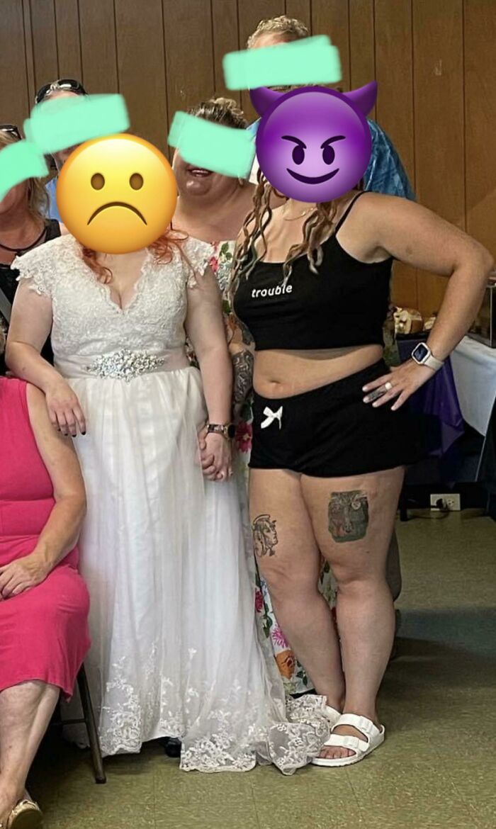 Una invitada en la recepción de mi prima se cambió de ropa en mitad de la noche y se puso esto