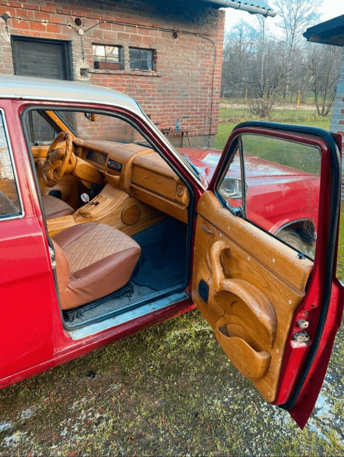 Encontré este Gaz-24 Volga con un interior muy cuestionable en venta aquí en Alemania