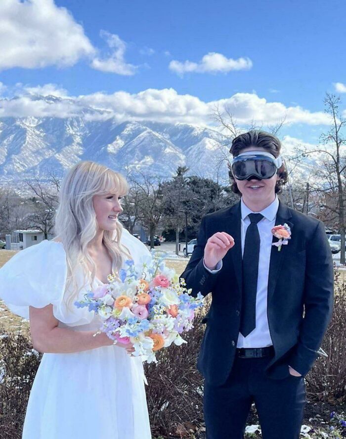 Pareja de bodas con gafas de nieve al aire libre, frente a montañas nevadas, en internet.