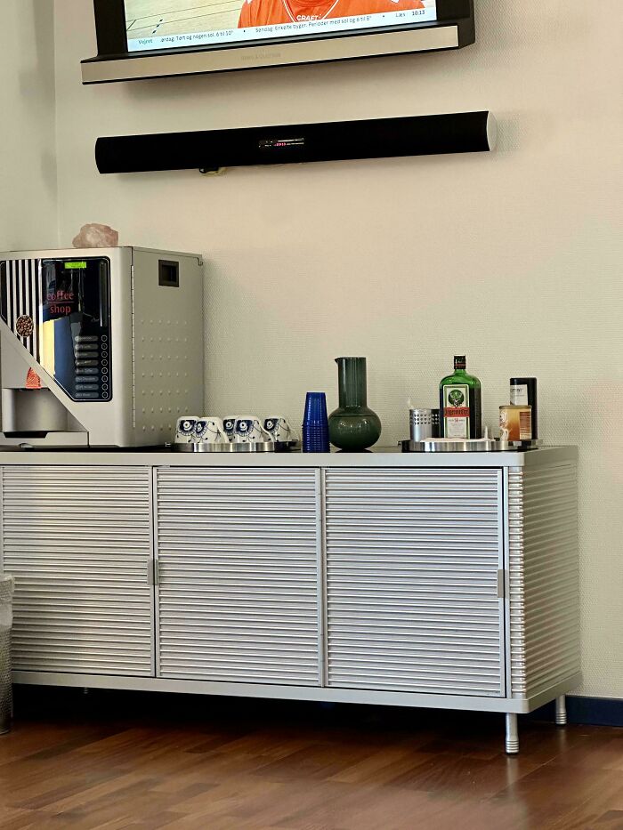 En mi dentista, aparte de agua o café, te ofrecen jagermeister