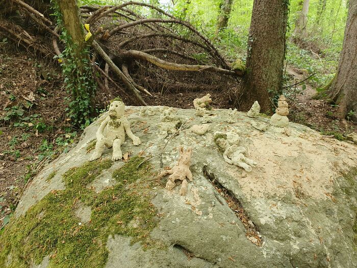 Alguien crea arte en lo profundo del bosque