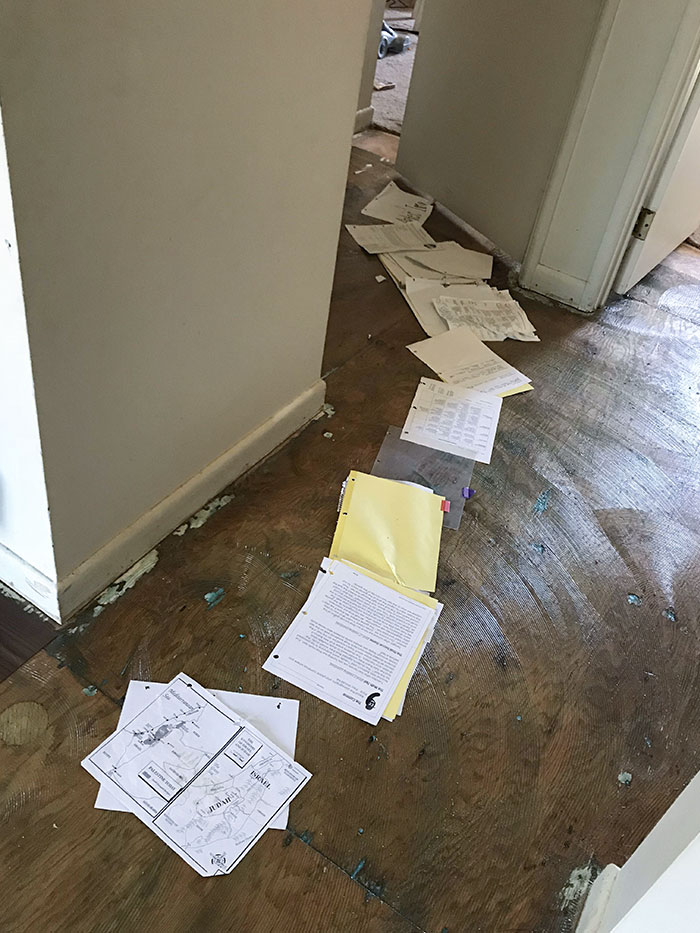 El cliente usó papel sobre el suelo encolado para entrar en la habitación mientras estábamos en el almuerzo