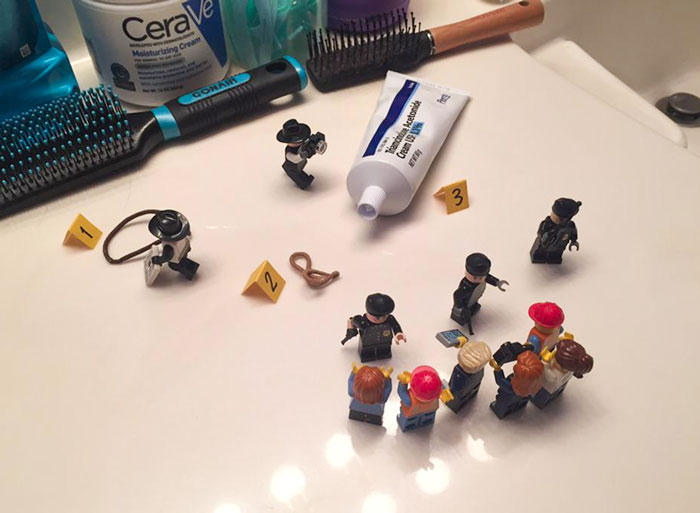 Mi hermano limpió y organizó el cuarto de baño mientras yo estaba fuera. Anoche me dejé algunas cosas fuera de sitio sin querer, así que montó esta escena