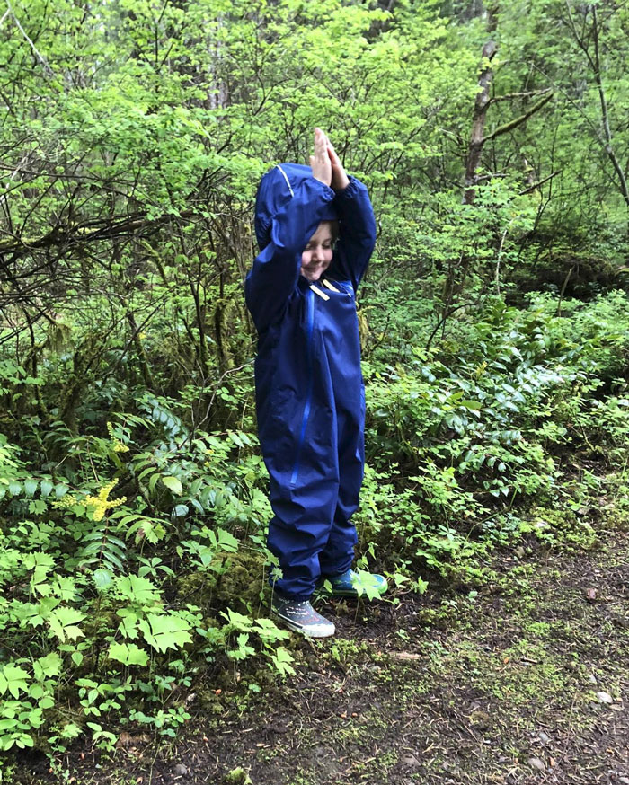 Mi sobrino jugando al escondite. Es un árbol