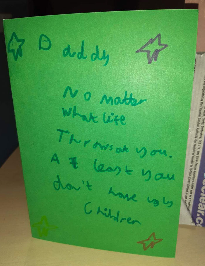 La tarjeta que mi modesto hermanito le ha dado a nuestro padre