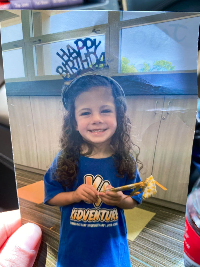 El año pasado, mi hija de 3 años convenció a los monitores del campamento de que era su cumple. Le dieron tarta y la trataron como una princesa. Su cumple era dentro de 4 meses