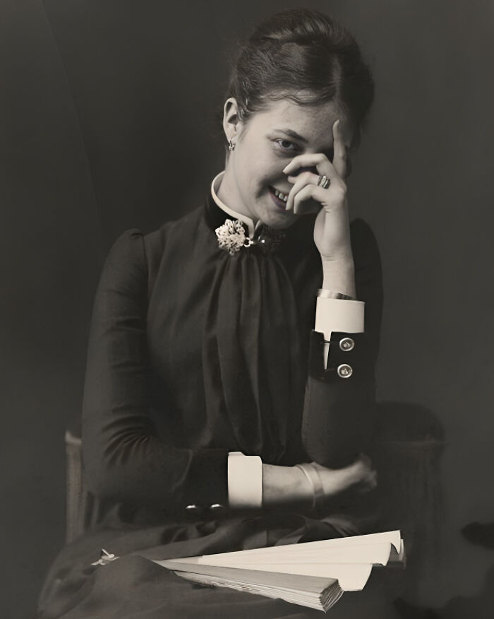 Joven tímida sonriendo a la cámara hace 143 años