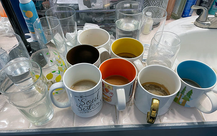 Estos son los vasos y tazas que deja mi esposa en el cuarto de baño en una semana. Los limpio y a la semana siguiente vuelve a estar así
