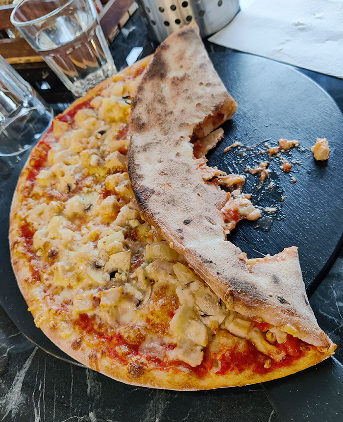 Así se come mi novia las pizzas