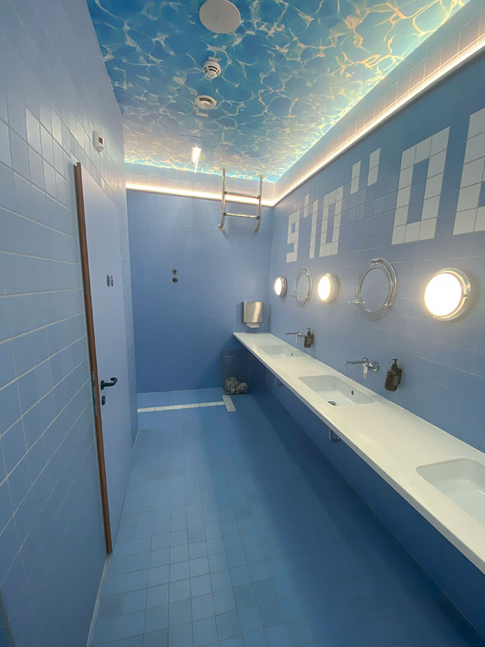 Cuartos de baño del hotel como si fueran piscinas