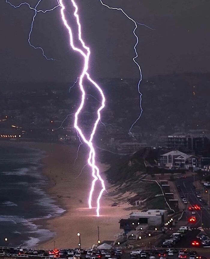 Rayos cayendo en una playa