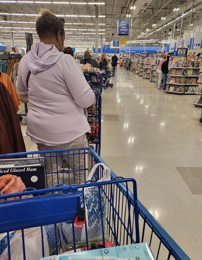 Mi esposa haciendo la compra para Acción de gracias, solo hay una caja abierta